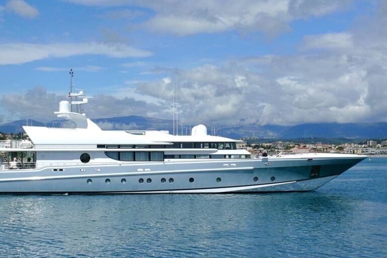 Rent a yacht Abu Dhabi for F1 – Luxx Allure 164ft dining area set up for VIP guests at Yas Marina.