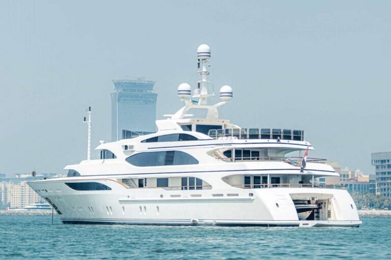 Corporate Yacht Events Abu Dhabi 127 Cocktail bar on Luxx Beauty yacht serving premium drinks during Abu Dhabi Grand Prix yacht party.