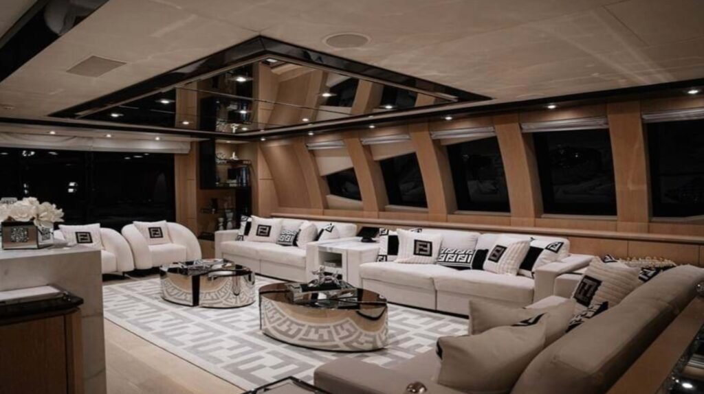 Yacht rental Abu Dhabi | Rent a Yacht Abu Dhabi 152 Guests enjoying Formula One Abu Dhabi Grand Prix yacht party on AK Royalty 136