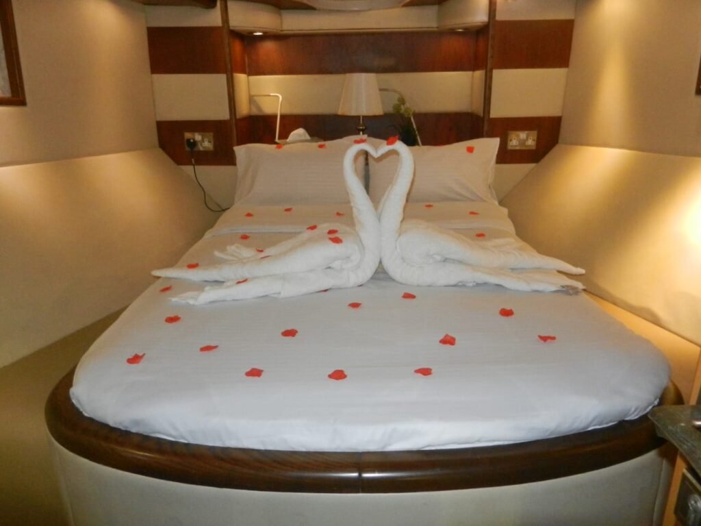 Yacht rental Abu Dhabi | Rent a Yacht Abu Dhabi 27 birthday package yacht rental abudhabi 600 per hour